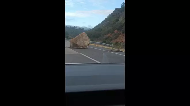 Una roca de grans dimensions obliga a tallar un carril a l'eix Transversal, a Rajadell