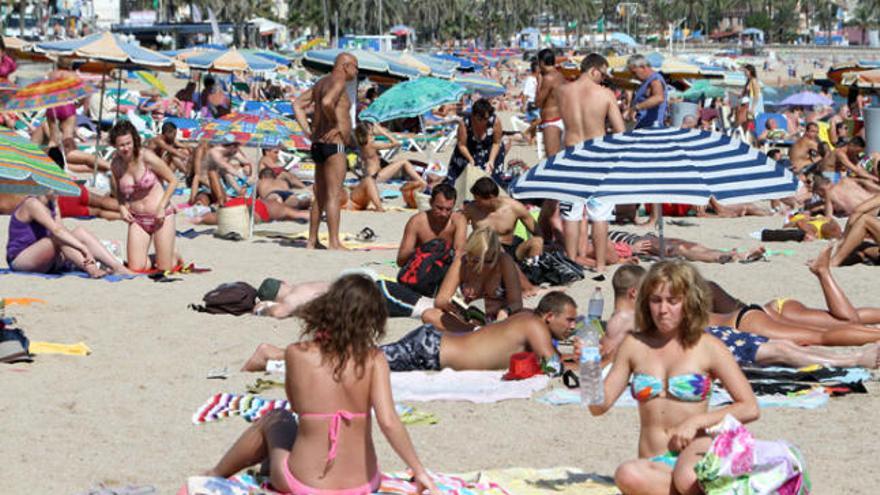 La platja de Lloret ahir a la tarda, amb aspecte plenament estiuenc.