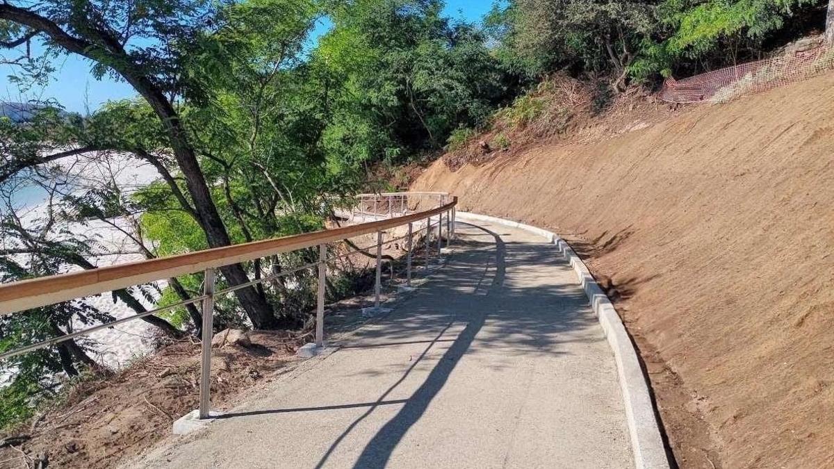Un tramo de la pasarela de acceso a la playa de Area dos Cans, en la isla de Ons, tal como está ahora mismo tras el final de las obras.