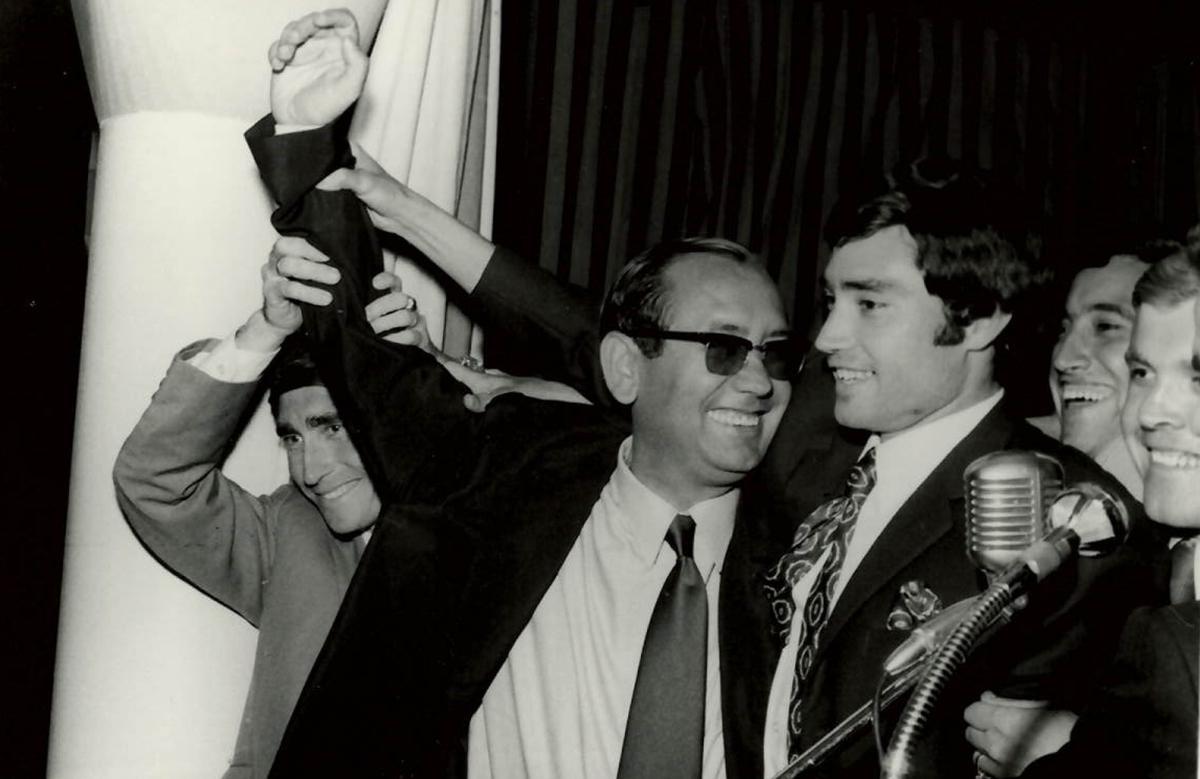 Rafael Campanero, presidente, y Ángel Torres, capitán, en las celebración del ascenso a Primera, en junio de 1971.