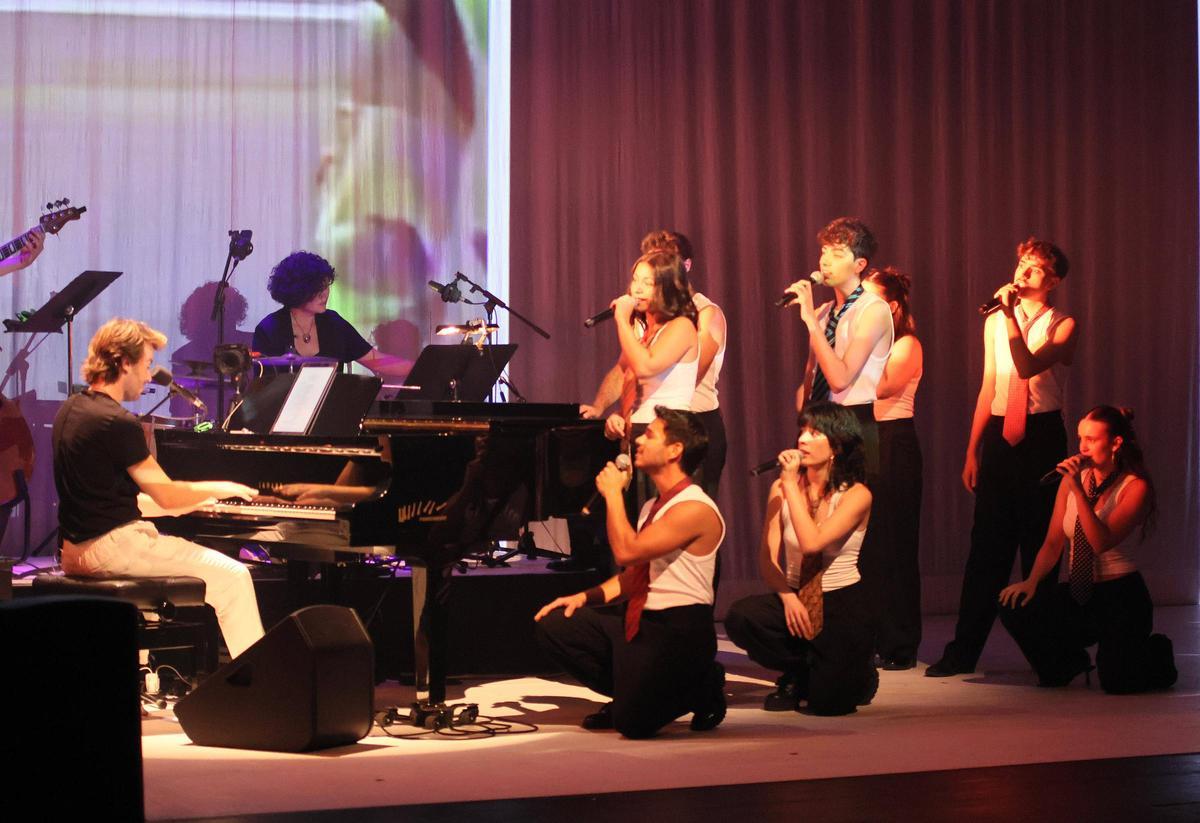 Els cantants agrupats al voltant dels músics, interpretant "Cercle of Life", d'"El Rei Lleó"