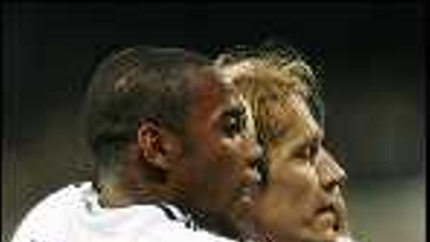 Robinho, autor de uno de los tantos del Madrid, celebra un gol con Míchel Salgado. / Andrea Comas