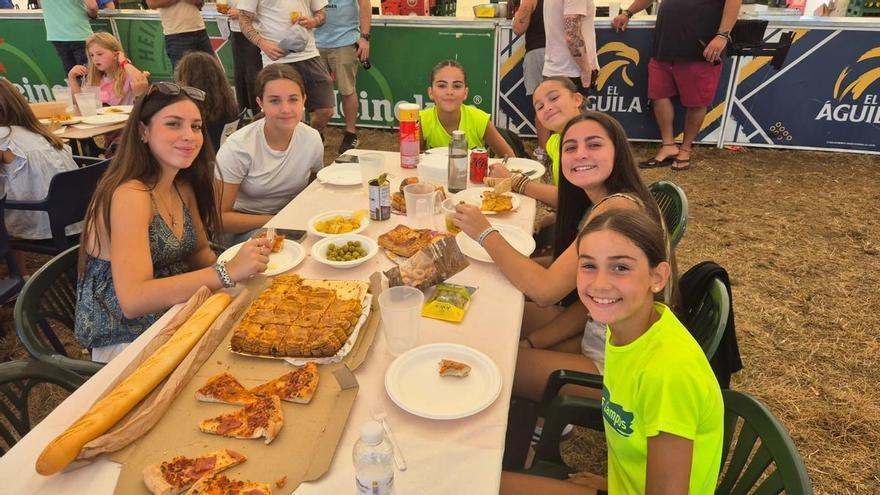 EN IMÁGENES: Multitudinaria Comida en la calle en Corvera