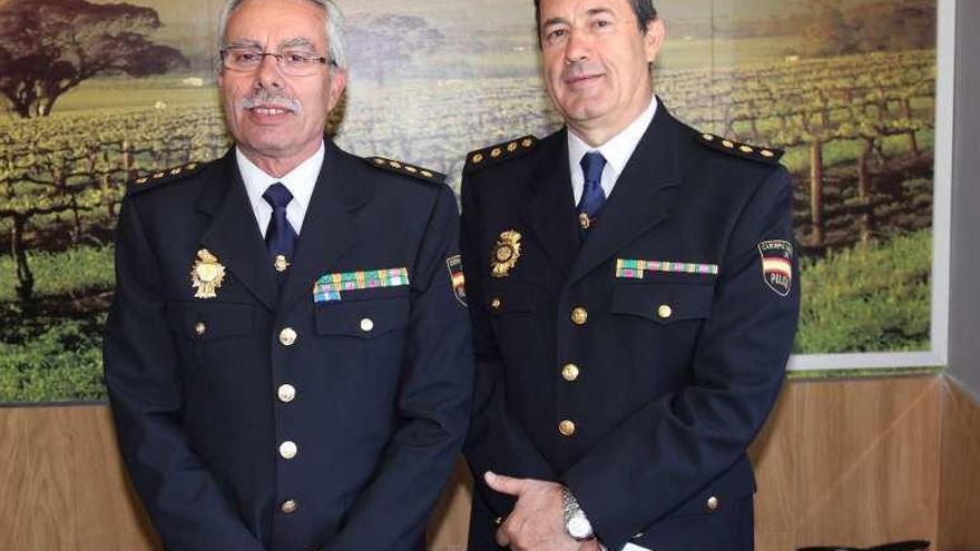 El comisario (i.) y su número 2 saliente, José Luis De Luis. // Iñaki Osorio