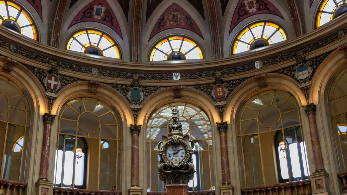 Un reloj en el interior de la una de las instalaciones del Palacio de la Bolsa de Madrid.