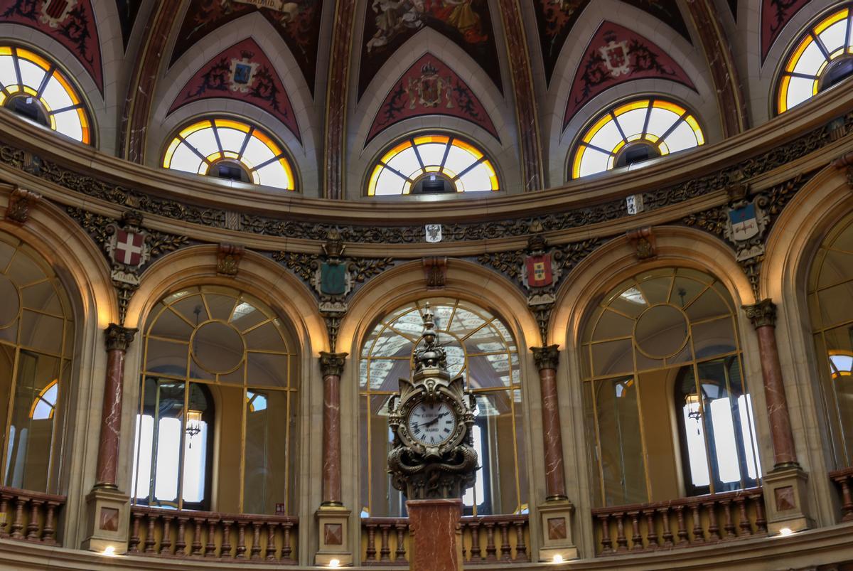 Archivo - Un reloj en el interior de la una de las instalaciones del Palacio de la Bolsa de Madrid.