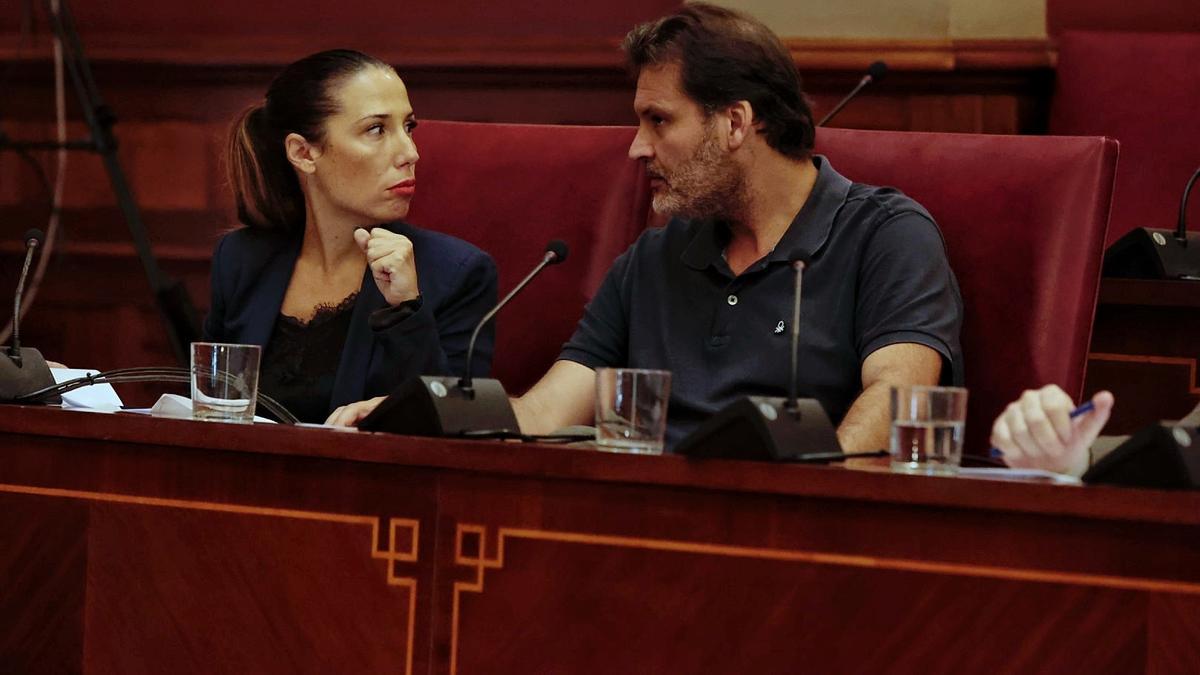 Los concejales socialistas en Santa Cruz Patricia Hernández y José Ángel Martín.