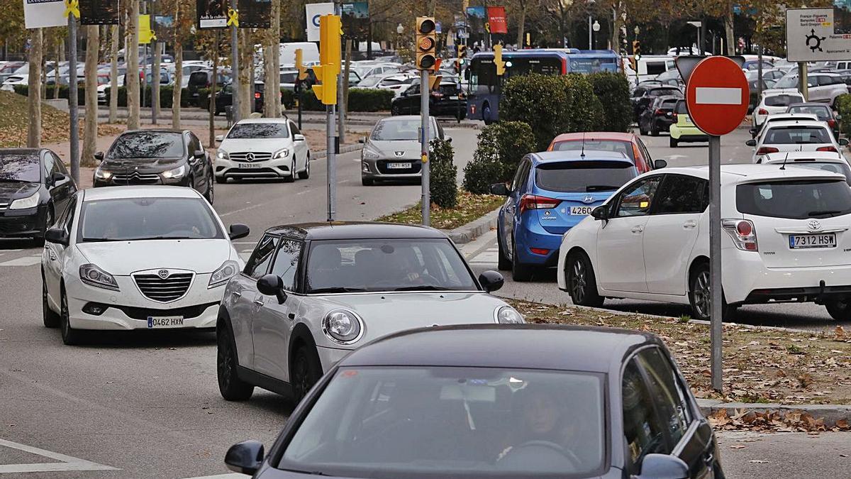 Trànsit al carrer Berenguer Carnicer de Girona, en una imatge d’arxiu. | ANIOL RESCLOSA