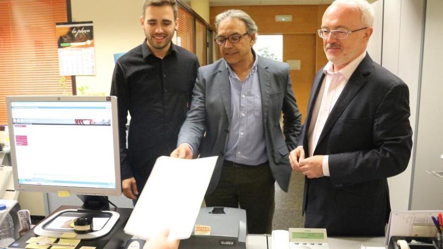 Ferri, Mata y Montiel, presentando en el registro la iniciativa legislativa.