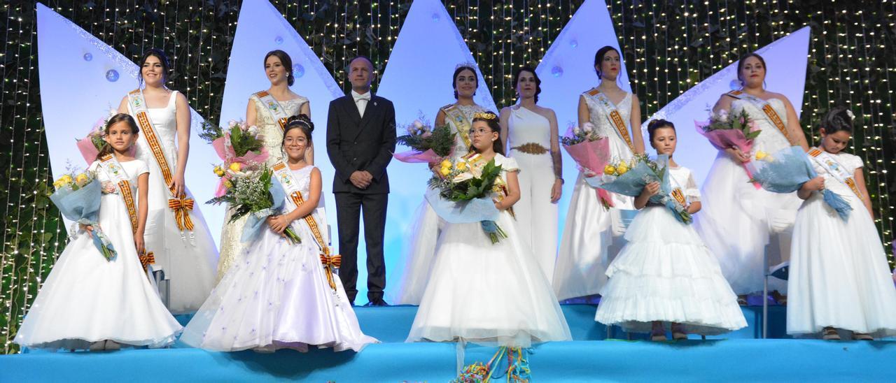 La coronación de las Reinas Mayor e Infantil de Pinoso junto a sus Damas y al alcalde Lázaro Azorín.