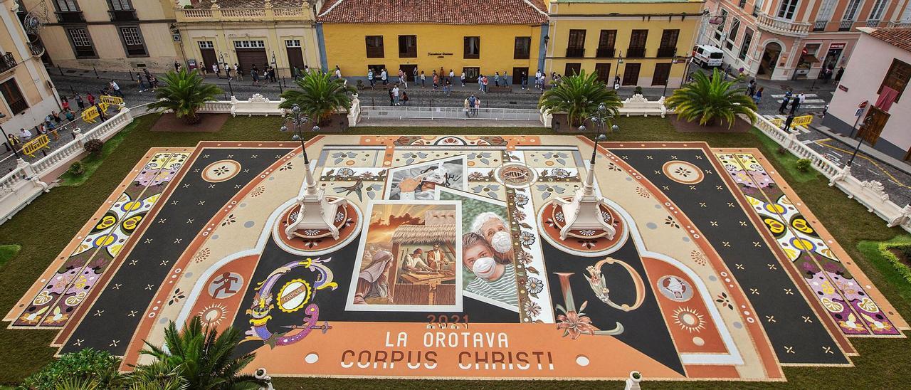 El gran tapiz de la plaza del Ayuntamiento villero en 2021
