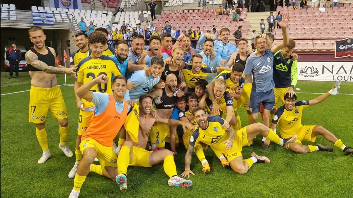 Los jugadores del Atlético Baleares celebran la permanencia sobre el césped de Las Gaunas