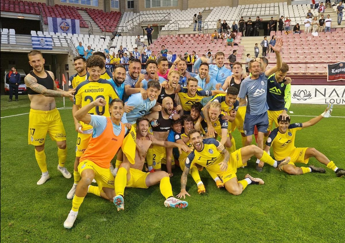 Los jugadores del Atlético Baleares celebran la permanencia sobre el césped de Las Gaunas Los jugadores del Atlético Baleares celebran la permanencia sobre el césped de Las Gaunas