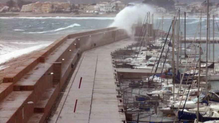 El temporal provoca  el cierre de los puertos  de Valencia y Gandia