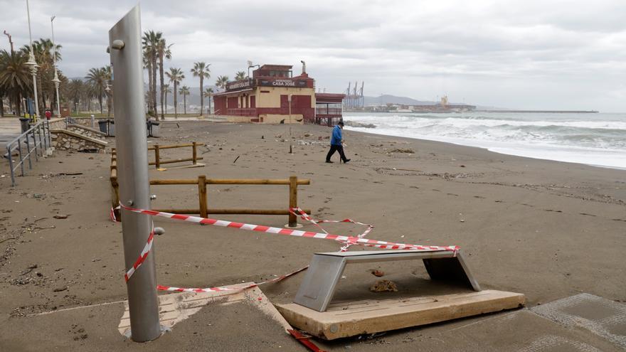 Comienza el aporte de arena a las playas de Málaga afectadas por el temporal
