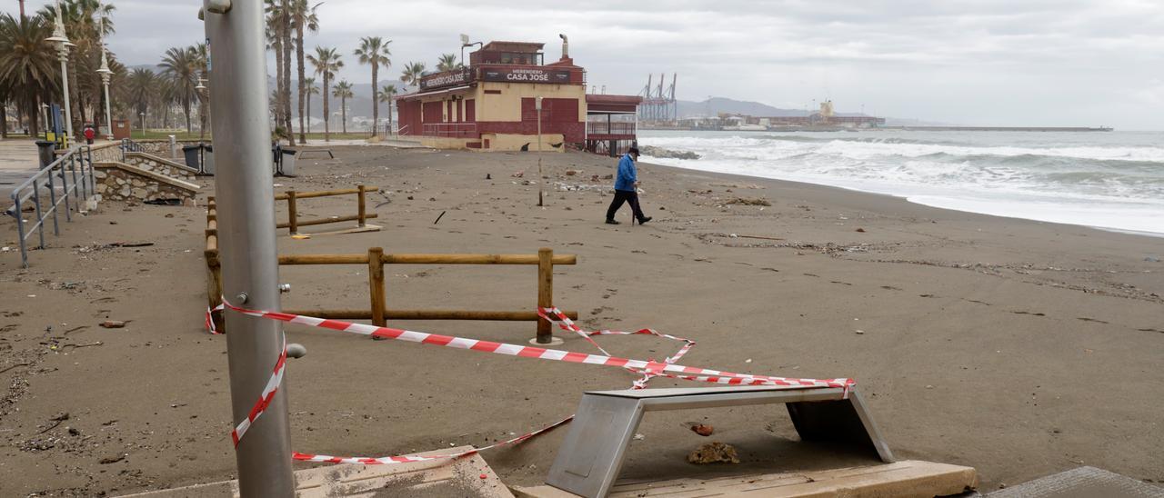 Una persona pasea por la playa de Huelín donde los desperfectos causados por el temporal en las últimas horas han dejado los chiringuitos anegados por las inundaciones  a 5 de abril de 2022 en Málaga, Andalucía.