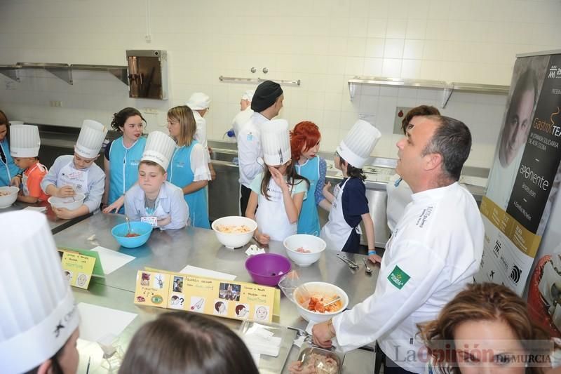 El chef Ángel León imparte en Murcia un taller de cocina para niños con autismo