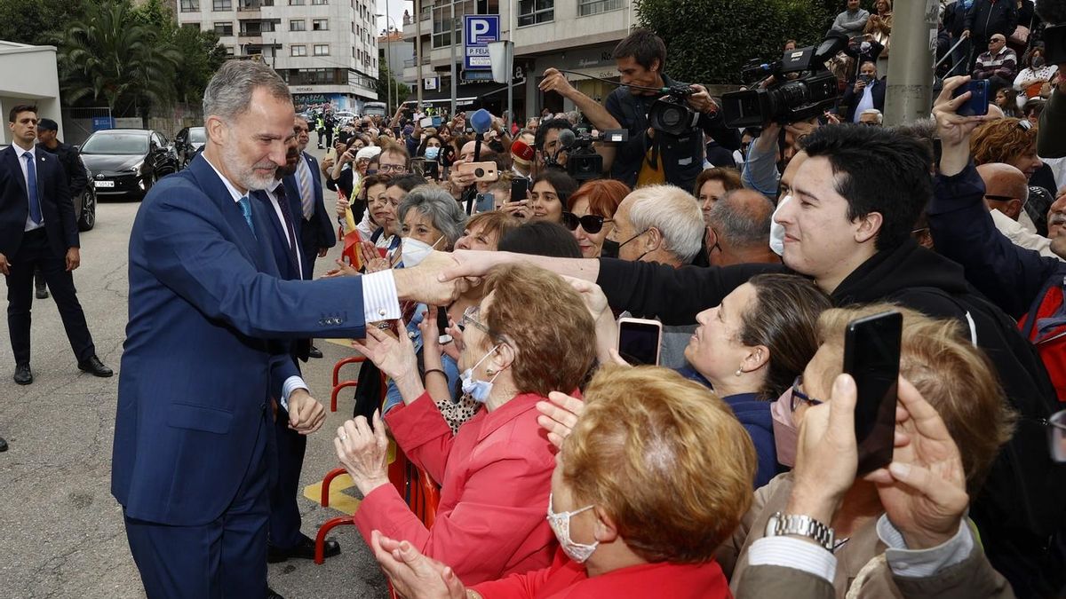 Decenas de personas quisieron saludar al Rey en su visita a Vigo