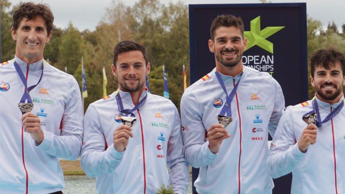 Paco Cubelos, Pedro Vázquez Llenín, Roi Rodríguez e Íñigo Peña, ayer, con la medalla de plata del Europeo de sprint.