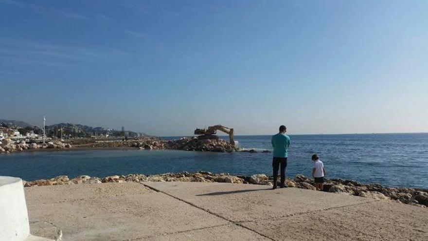 Las primeras máquinas empezaron a trabajar en los espigones de Pedregalejo para reparar la defensa de la playa.