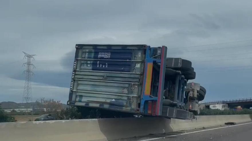 Un camión se &#039;sube&#039; a la mediana y provoca un atasco kilométrico en la A-7