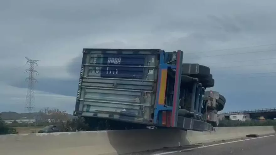 Un camión se 'sube' a la mediana y provoca un atasco kilométrico en la A-7