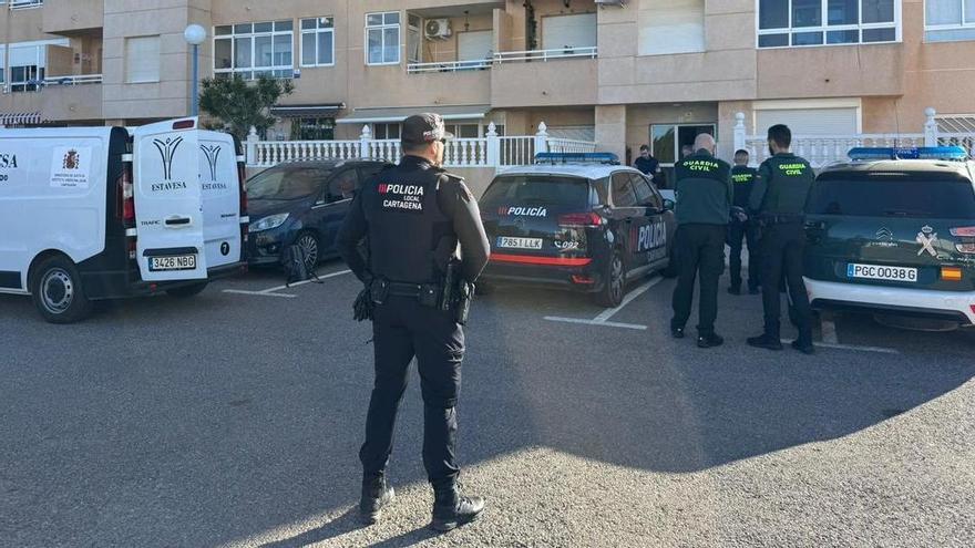 Muere tras tirarse de un tercer piso tras agredir a su pareja en su casa de Cartagena