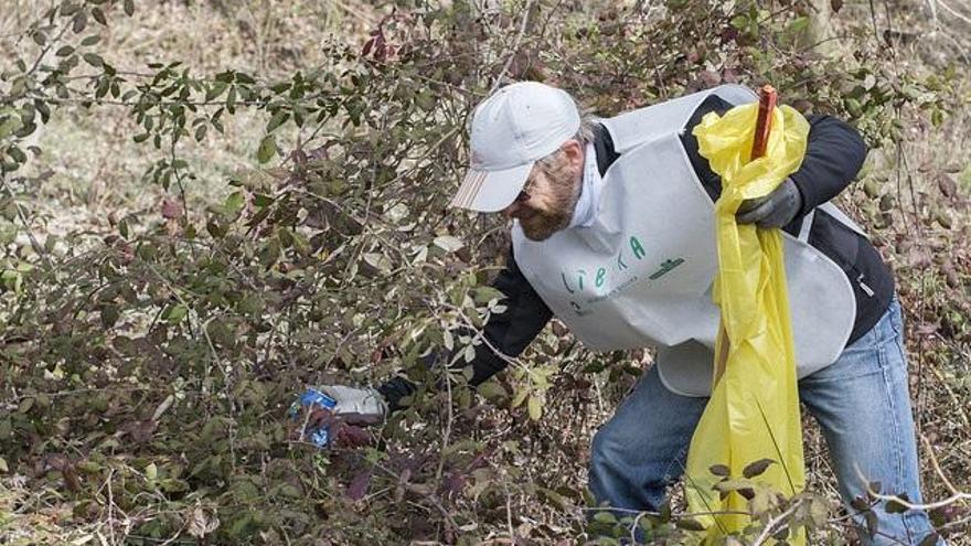 El 40% de los valencianos se agacharía a recoger un papel