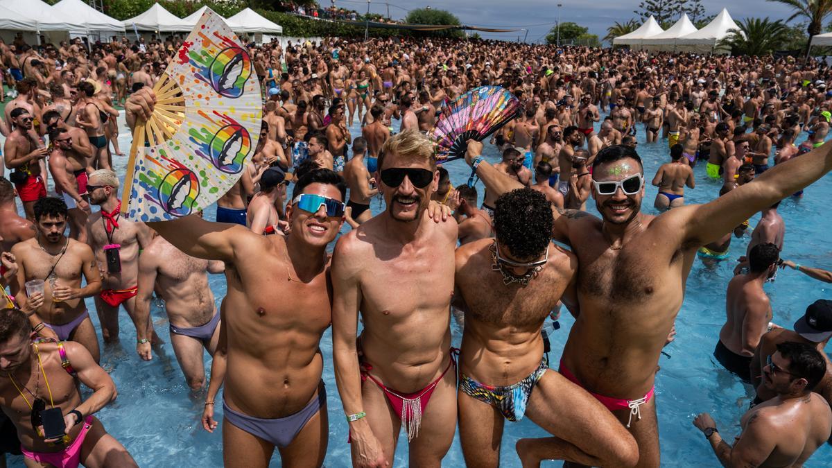 El público se divierte en el Water Park Day del Circuit Festival gay.