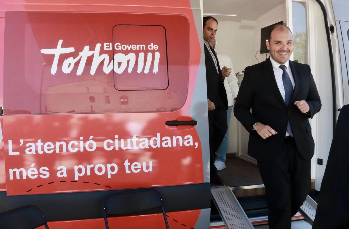 El conseller Albert Dalmau amb l'oficina mòbil de gestió del Govern