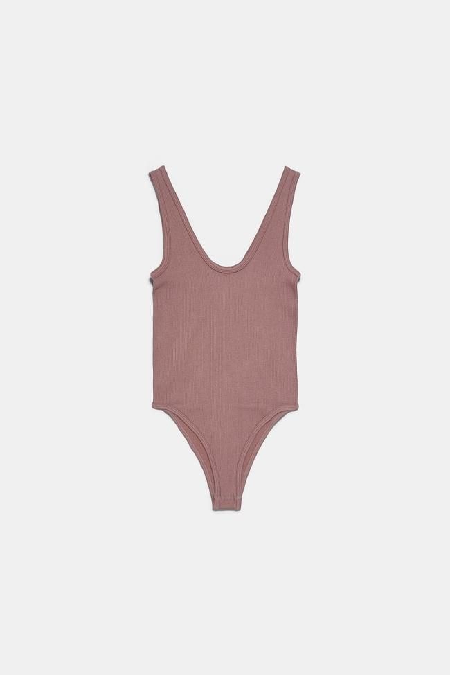 Este body de tirantes de Zara sustituirá a tocas tus camisetas de manga corta porque es la prenda que llevarás con faldas, pantalones vaqueros y petos