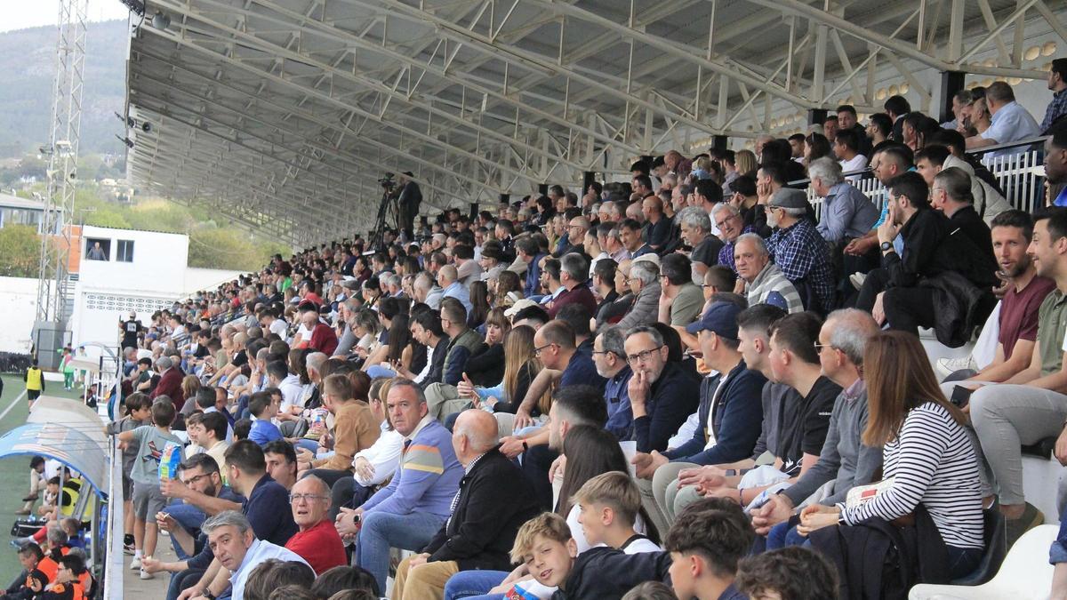 Aficionados en la grada del Clariano en un partido del Ontinyent 1931 CF.