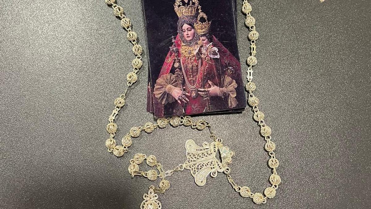 Una de las estampas y el rosario enviado a Kiev.