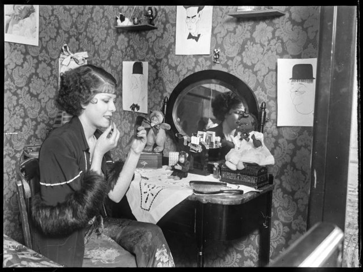 Joan Andreu Puig Farran, Actriz maquillándose entre caricaturas de figuras del cine como Laurel y Hardy (el Gordo y el Flaco), Barcelona, 1931-1936. Archivo Fotográfico de Barcelona / Archivo Familia Puig Farran. © Arxiu Família Puig Farran. Plata en gelatina a partir de negativo de vidrio