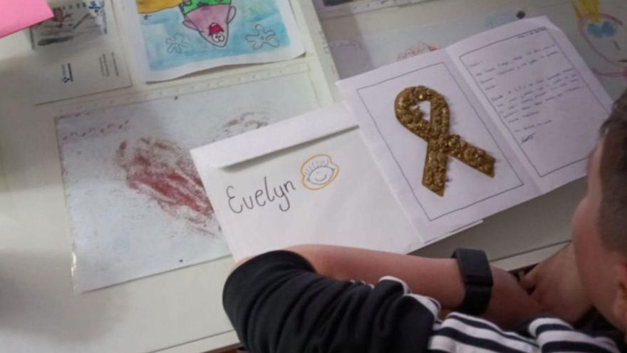 Uno de los niños enfermos, con una carta de un alumno de Nava. | R. L. P.