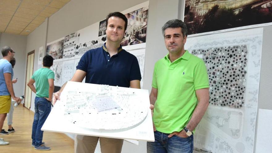 Alberto Moreno, con la maqueta de su proyecto junto a Pedro García, profesor que ha dirigido su trabajo