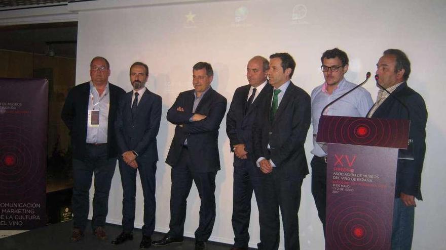 Josep Roca, tercero por la izquierda, junto a autoridades y organizadores del simposio.