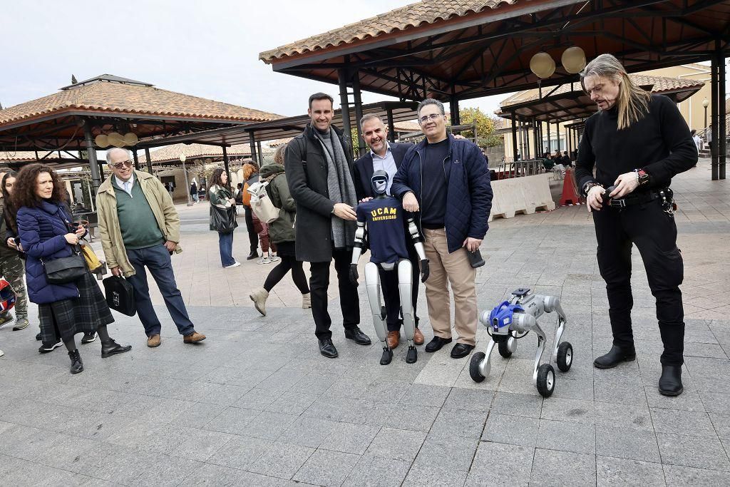 La demostración de los dos robots que han estado este martes en el Campus de Los Jerónimos de la UCAM, en imágenes
