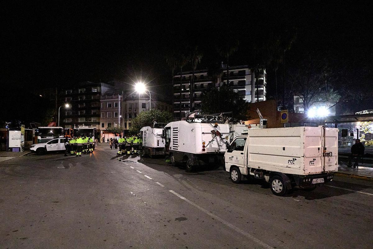 Operarios de limpieza anoche en Gandia