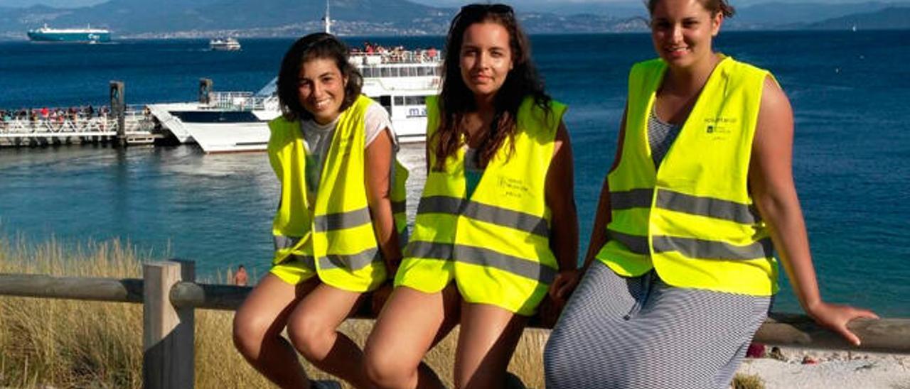 Las voluntarias de esta semana en la isla: Laura Real, Lucía Pedrosa y Lara Ferreira. // FdV