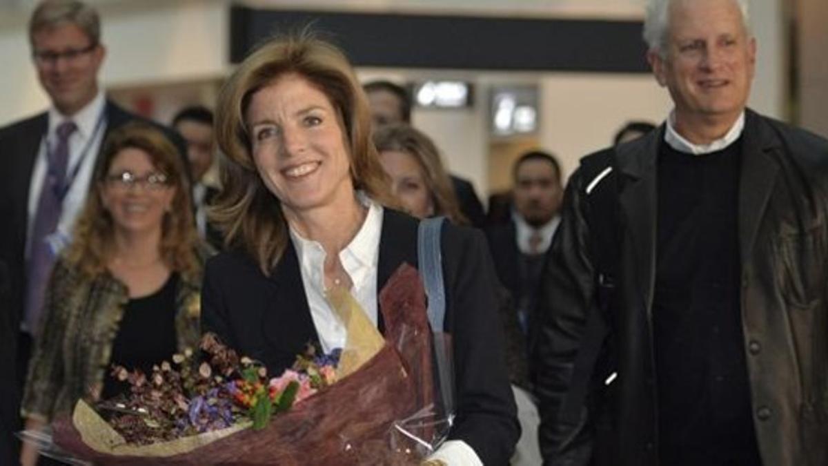 Caroline Kennedy sonríe a su llegada al aeropuerto de Narita (Tokio), este viernes.
