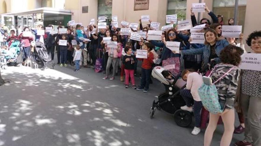 Manifestación del pasado viernes a las puertas del colegio.