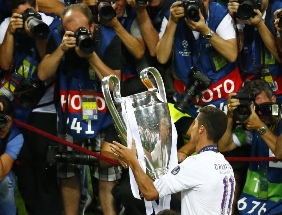 Los jugadores del Real Madrid celebran el título