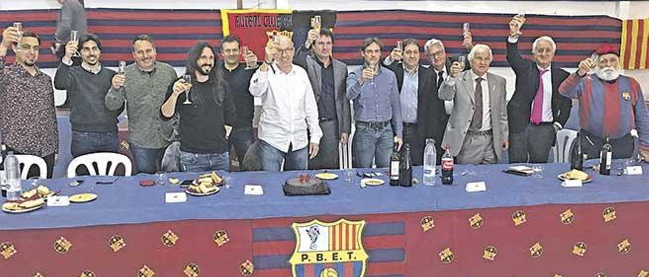 La Penya Els Tamarells celebró ayer su XV aniversario en Campos.