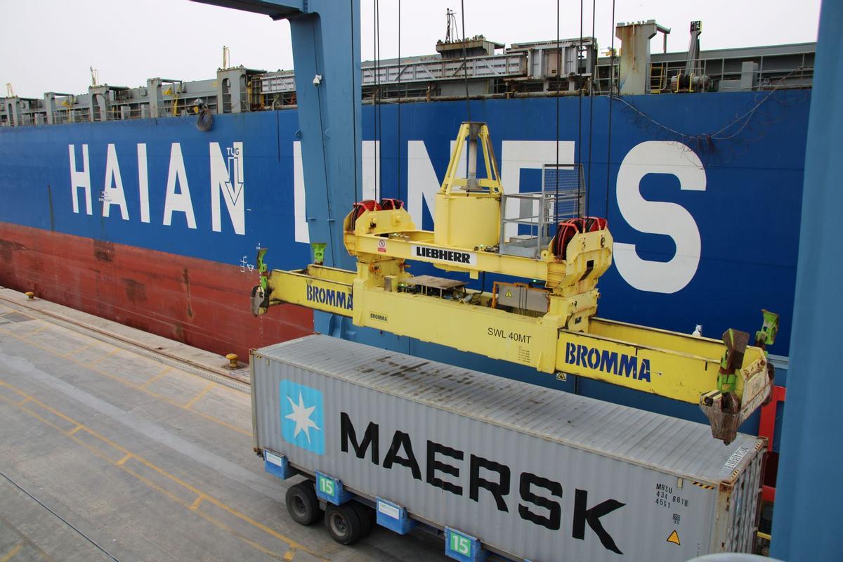 Operación de descarga de contenedores.