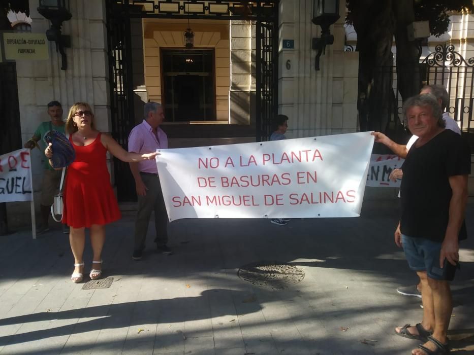 Protesta de vecinos de San Miguel contra el proyecto planta de tratamiento de basuras  presentado por OHL a las puertas de la Diputación, donde se celebraba la reunión del consorcio.