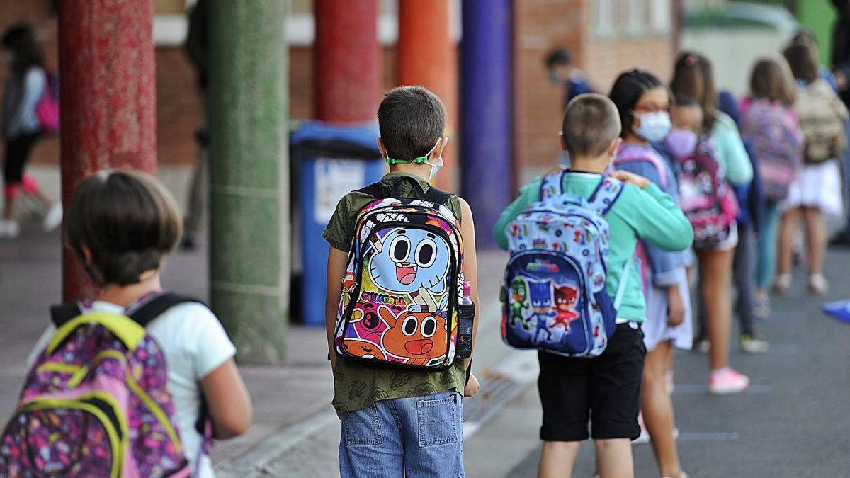 Varios niños a la entrada de su colegio. |   // BERNABÉ / JAVIER LALÍN