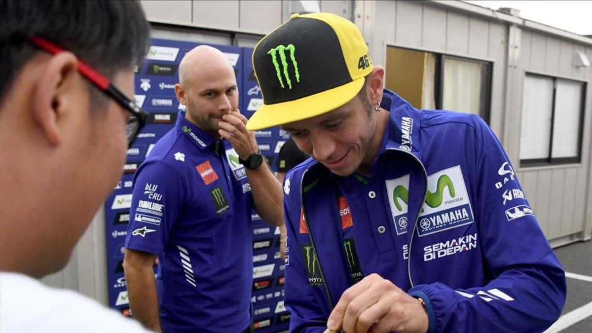 Rossi firmando autógrafos en Motegi