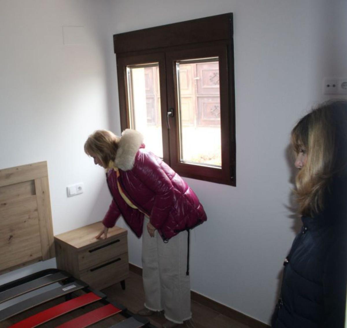 La delegada visita el dormitorio de la vivienda. | A. S.