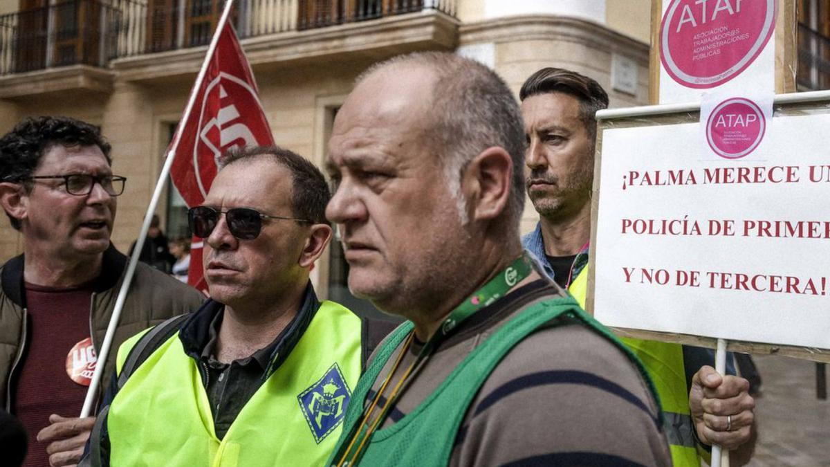 Mateu Terrassa (links) vertritt die Ortspolizisten in der Gewerkschaft UGT. | FOTO: DM